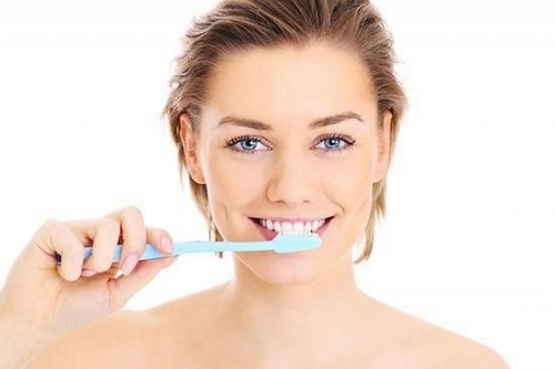 Không nên chải răng trong 1 - 2 giờ đầu tiên sau tẩy trắng răng*